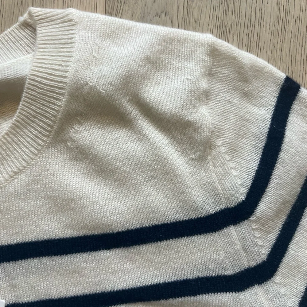 NWT Quince 100% Mongolian Cashmere Sweater in Cream and Navy *some pilling* - Picture 3 of 5